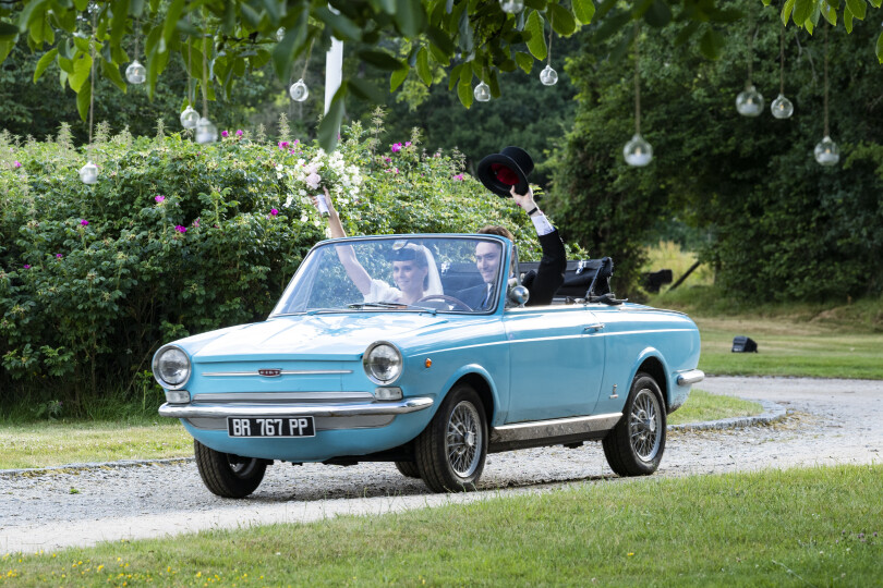 C’est avec la Fiat 850 vintage du prince Charles-Emmanuel que Javier et Charlotte arrivent à la fête.